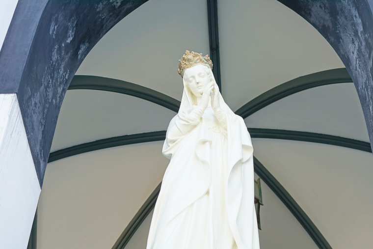 白亜の美しいマリア像
