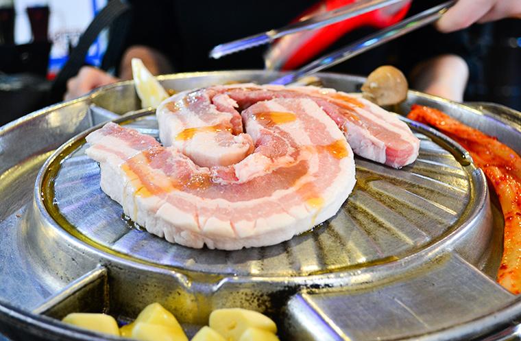 新大久保　韓国料理「でじにらんど」　ランチ　「ボルジップ サムギョプサル チーズセット」