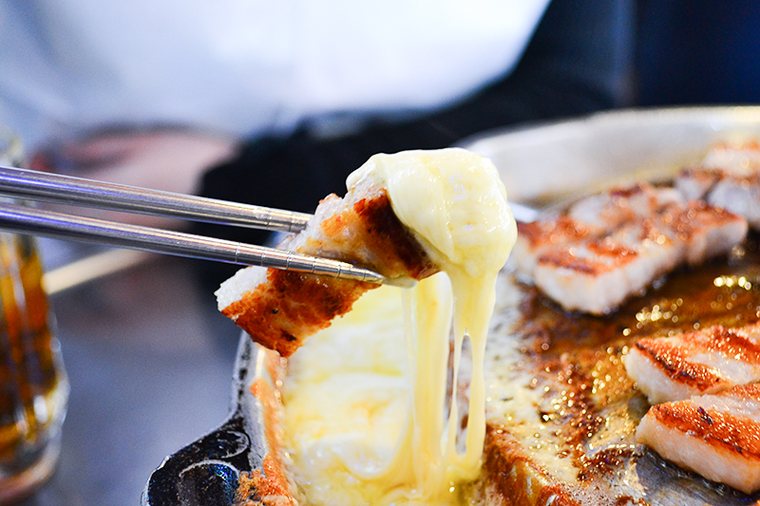 新大久保　韓国料理「でじにらんど」　サムギョプサル　チーズにつけて