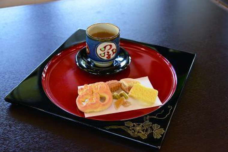 国営沖縄記念公園（首里城公園）の鎖之間の伝統菓子とお茶