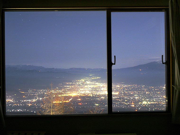 星空観測を楽しむ温泉旅 高峰高原ホテル 佐久市内の夜景
