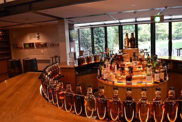 山崎ウイスキー館には約30種類のウイスキーが揃う