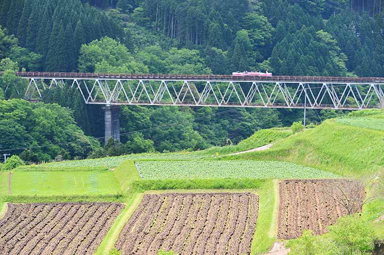 高千穂鉄橋を渡るあまてらす鉄道のスーパーカート