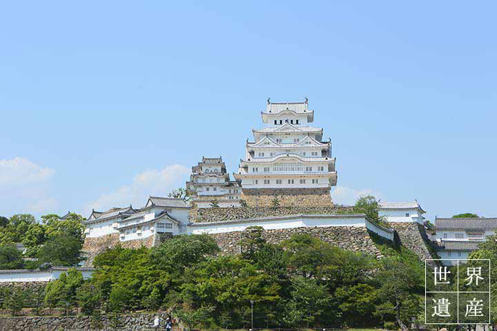 夏の陽射しに輝く「姫路城」。美しき世界遺産を目指して歩く