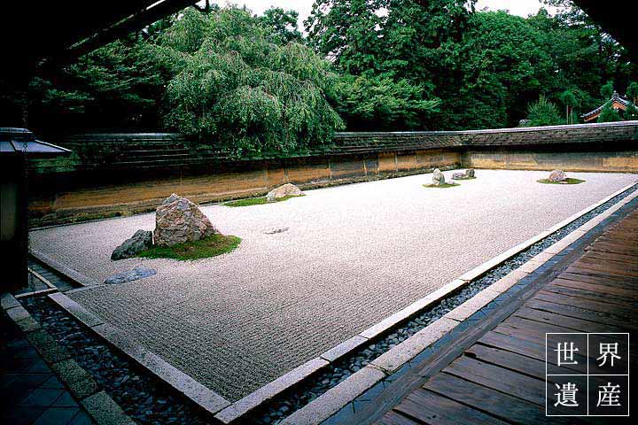 世界的に知られる龍安寺の石庭で枯山水の方丈庭園を眺める