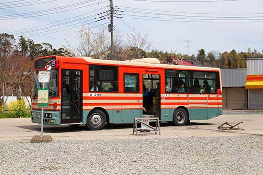 粟又の滝方面に向かうバス「養01」