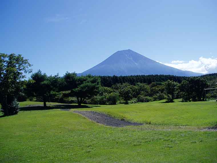 富士山を望む広大なサイト
