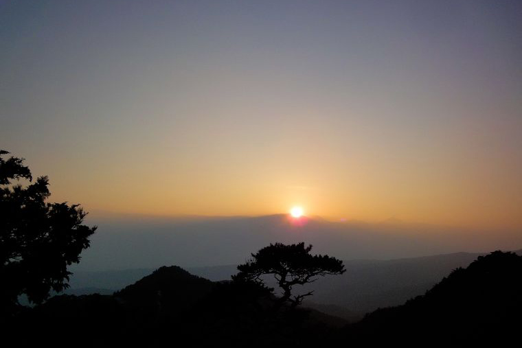 弥三郎岳から見える夕日