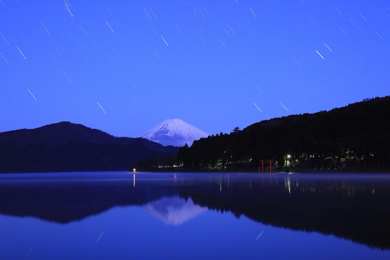 芦ノ湖から眺める夜の富士山