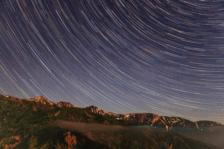 白馬五竜ナイトゴンドラ山頂駅から撮影した星空（星の軌跡）