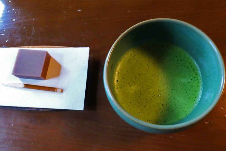 抹茶と練り菓子「日の出前」