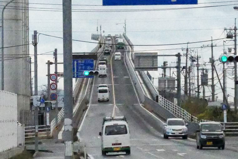 ベタ踏み坂で知られる「江島大橋」