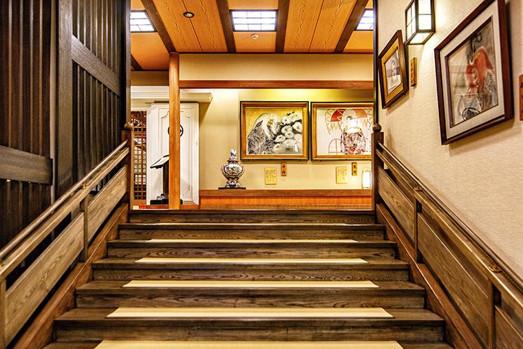 草津温泉の老舗旅館「奈良屋」　階段