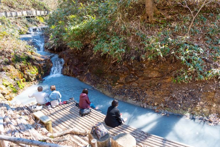 温泉の川が流れる「登別温泉」で街歩きと足湯旅