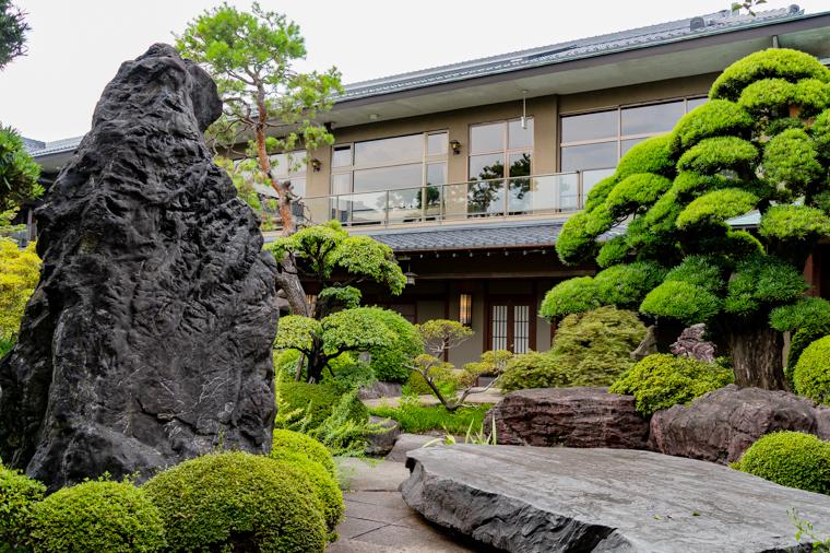 石和温泉 銘石の宿 かげつ」で美しき日本庭園と温泉を堪能する旅へ