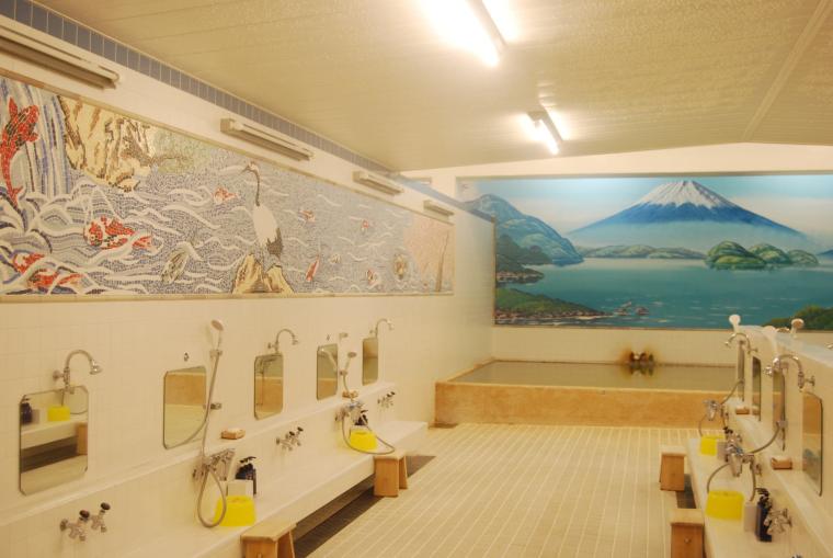 「昭和乃湯」浴室内。昭和の銭湯を再現した内装