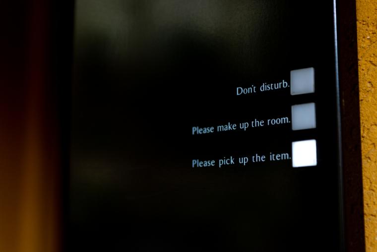 箱根・翠松園の客室ドアのボタンが点灯