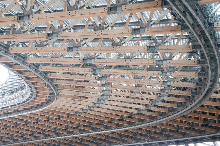 大屋根は鉄骨と木材を組み合わせたハイブリッド構造