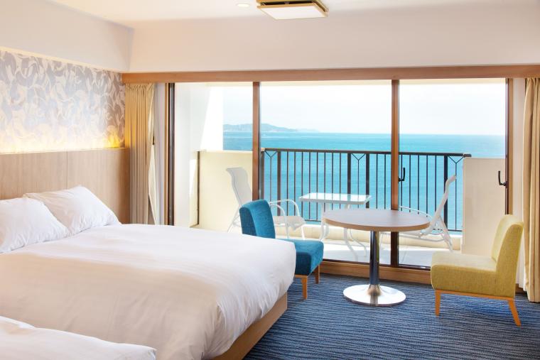 ベッドから海を見渡すことができる「アオアヲ ナルト リゾート」の客室