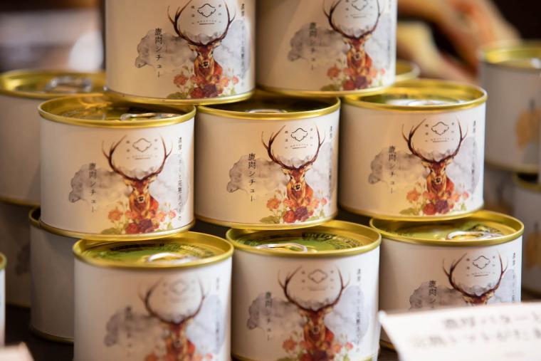 県内で捕獲された鹿肉を使った「鹿肉シチュー」の缶詰