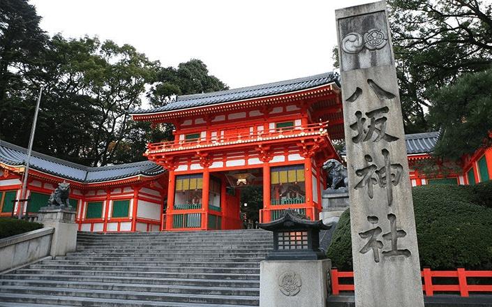 祇園祭で有名な八坂神社へは、バスに乗って約15分でアクセスできます