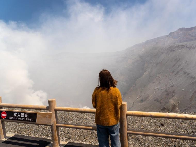 噴煙が立ち上る阿蘇中岳火口口