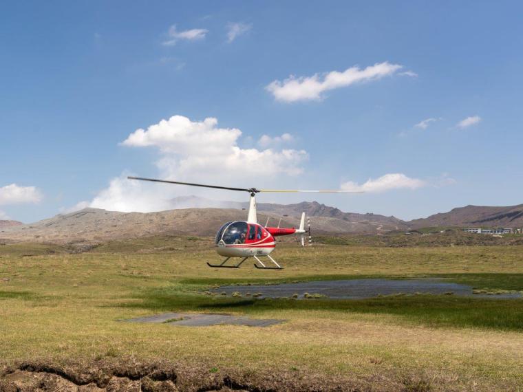 阿蘇中岳火口上空を空中散歩するヘリコプター