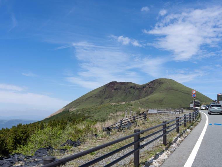 阿蘇パノラマライン坊中線から見える杵島岳