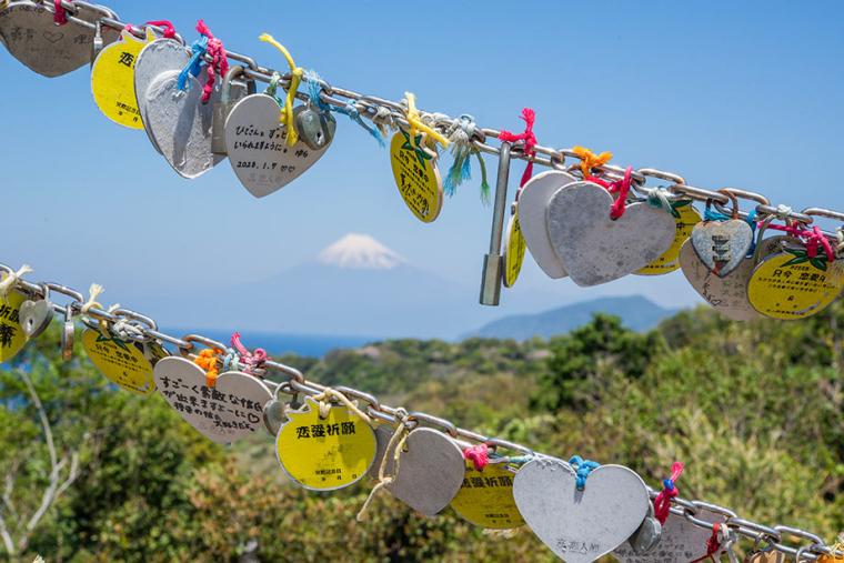 富士山を見ながら、鐘を鳴らして幸せ祈願「恋人岬」