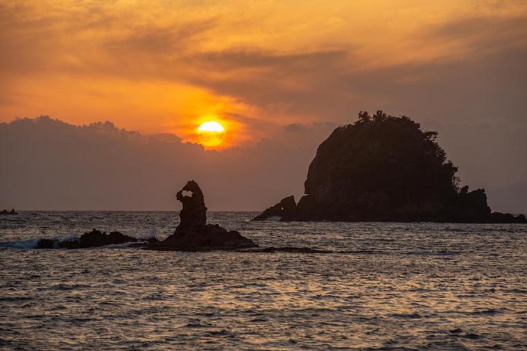 空と海に島影が映える「大田子の夕陽」