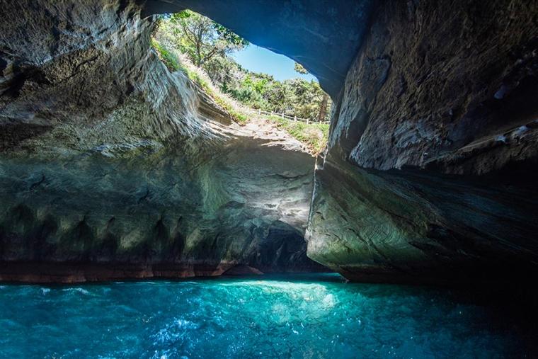 息を呑む美しさを見せる、青の洞窟「天窓洞」