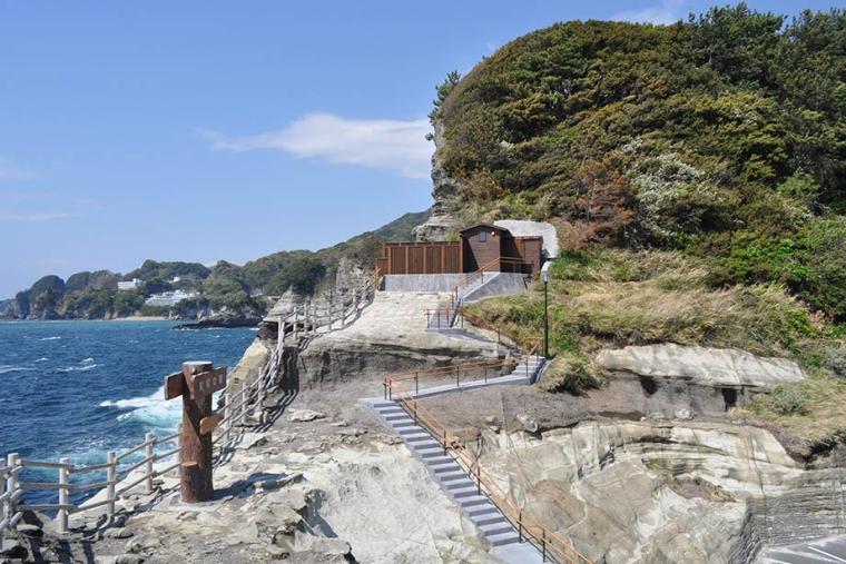 断崖の上から海を見下ろす温泉「沢田公園露天風呂」