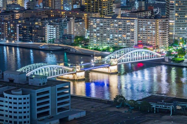 隅田川に架かる橋のライトアップ