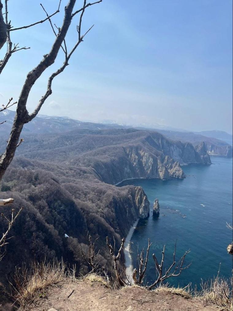 【北海道・余市町】足がすくむ絶景！積丹ブルーを断崖絶壁から望む「尻場山」