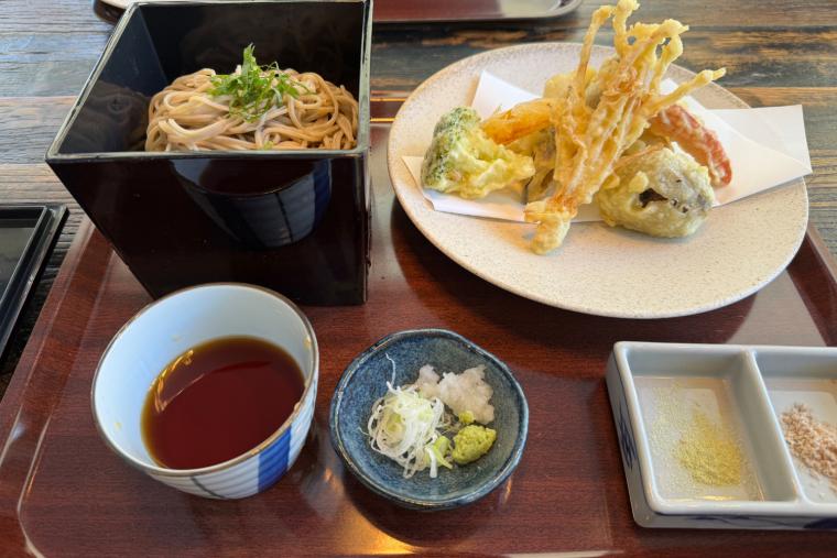 「おとなしリゾート」の「高原野菜の天ぷらそば」