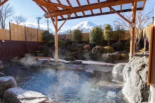 日帰り入浴施設「富士山溶岩の湯 泉水」