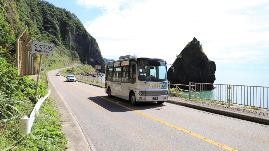 越後七浦シーサイドラインを走る「にしかん観光周遊ぐる～んバス」