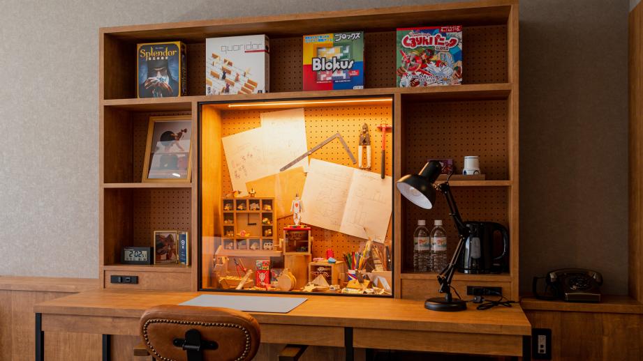 客室に飾られたデスクでは玩具制作の舞台裏を見ることが可能