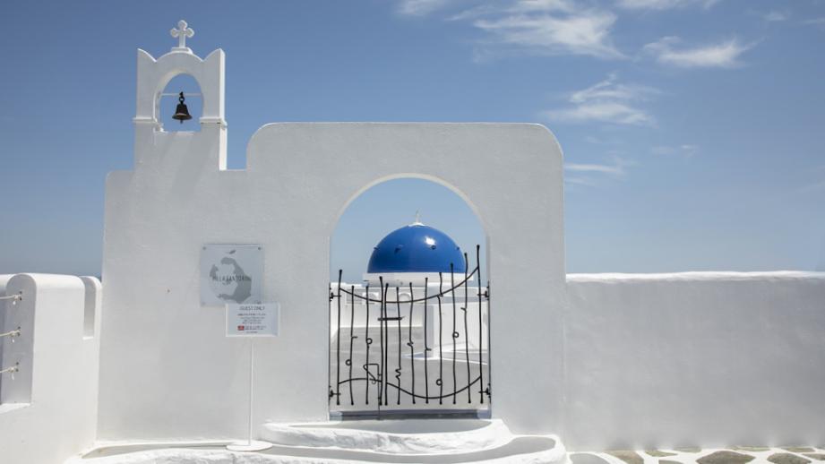 白い壁、ブルードーム、青い海…サントリーニ島をイメージした「ヴィラ サントリーニ」で過ごすリゾートバカンス
