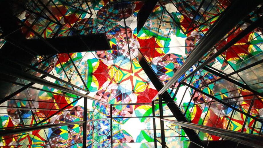 巨大万華鏡で煌めく光の世界へ。ガラス体験やお土産もキラキラ♪「三河工芸ガラス美術館」