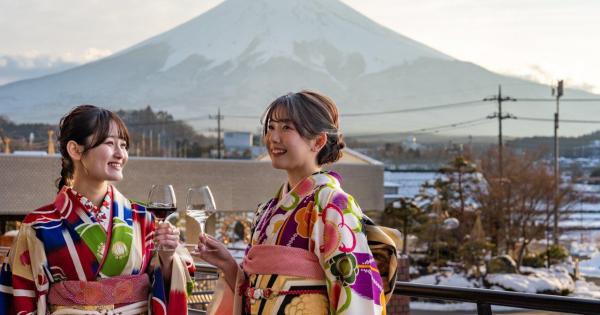 富士山が目の前の絶景宿「富士山温泉 ホテル鐘山苑」のワインラウンジで山梨ワインを堪能