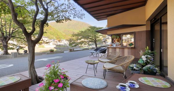 山形県「温海温泉 たちばなや」に山の眺望とお茶を楽しめる「サジカフェ」オープン