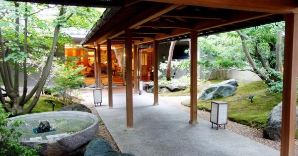 文人たちが愛した湖畔の宿。城下町・松江を代表する老舗旅館「皆美館」でノスタルジックな時間を過ごす