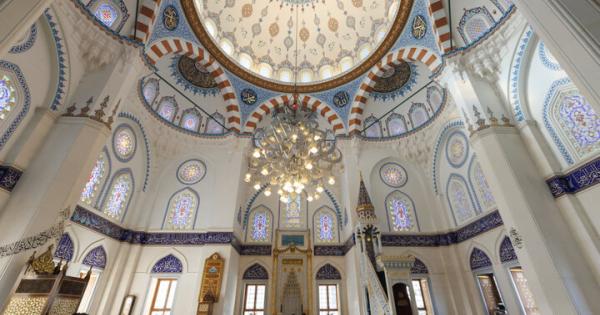 海外に来たみたい♪オスマン様式の礼拝堂に心を奪われる代々木上原のモスク「東京ジャーミイ」