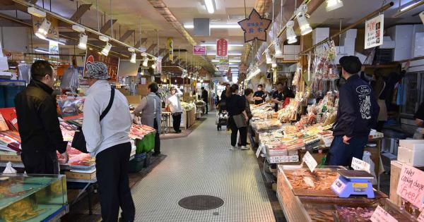 函館朝市はこうめぐる！海鮮丼に食べ歩き、イカ釣り体験を家族で楽しもう