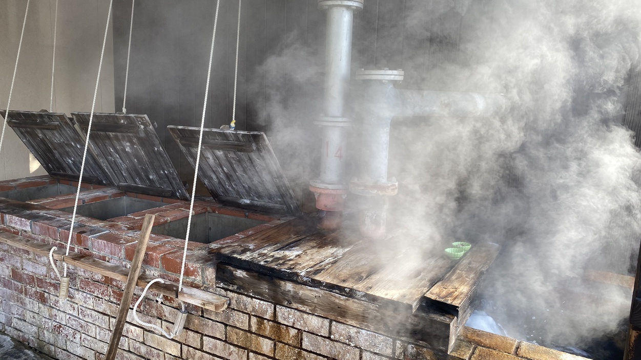 *【蒸し釜】温泉の蒸気を利用した「蒸し釜」で蒸し料理をお楽しみいただけます。