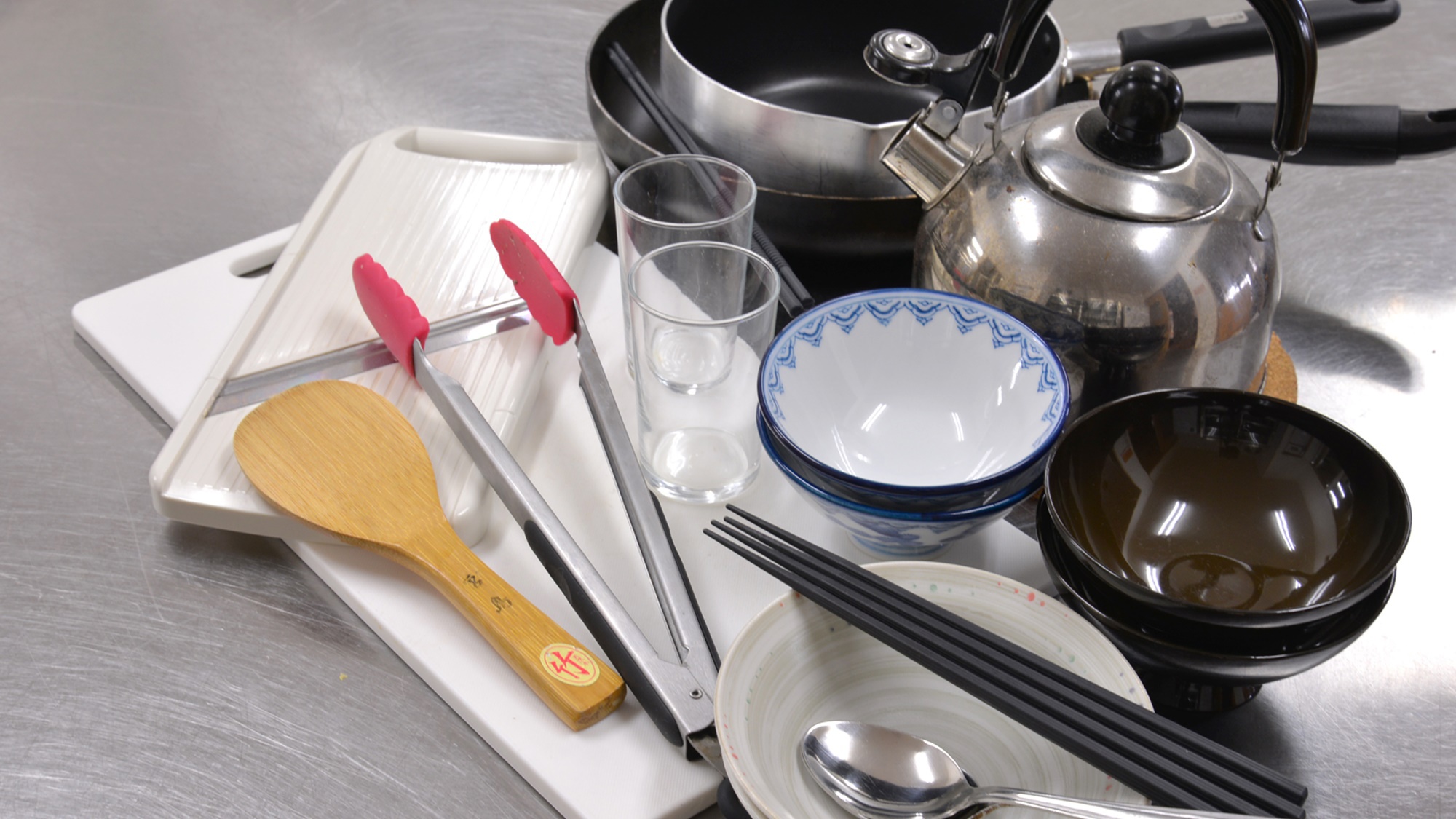 *【館内一例：共有キッチン】温泉蒸し釜料理で使用する調理器具はこちらです。