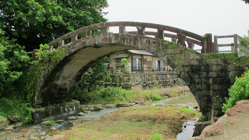 *【周辺観光】金浜眼鏡橋／弘化3年(1846)に架橋されたアーチ型の石橋で、金浜川のほとりに…;