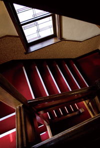 スタンプラリーで通る赤絨毯の螺旋階段