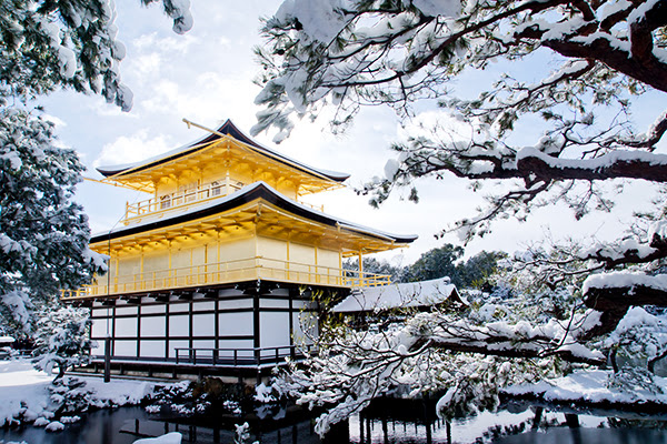 金閣寺の雪景色